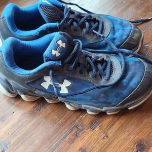 Boys Used Under Armour blue sneakers size 7 Youth